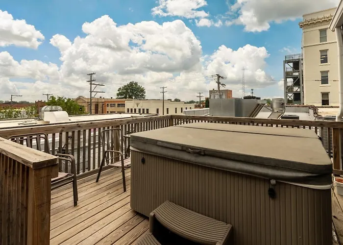 Walkable Downtown Luxury Apartment
