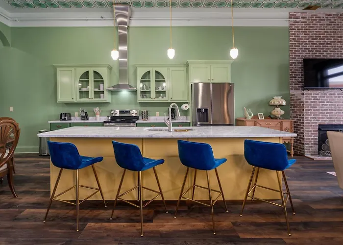 Walkable Downtown Luxury Apartment