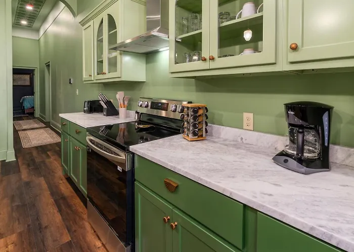 Walkable Downtown Luxury Apartment *