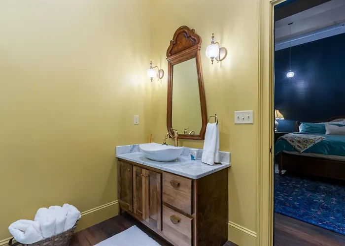 Walkable Downtown Luxury * Marion