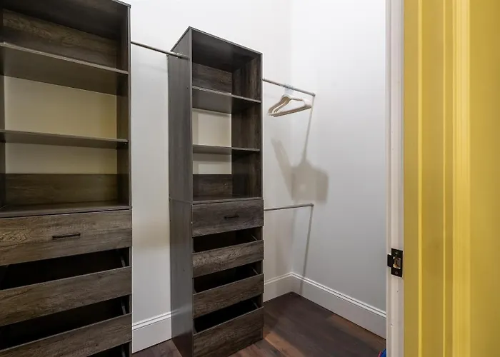 Walkable Downtown Luxury Apartment *