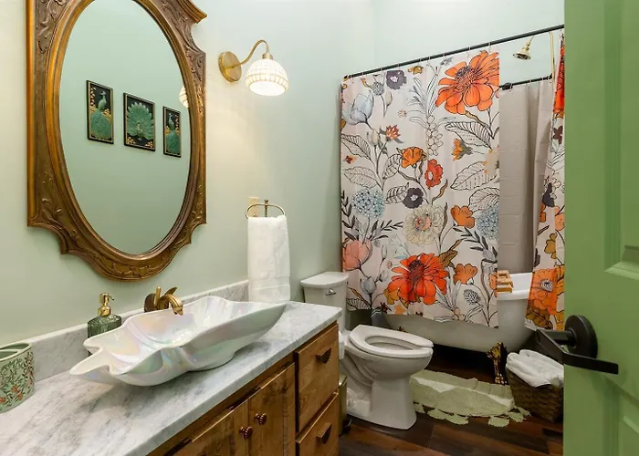 Walkable Downtown Luxury Apartment *